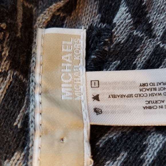 Micheal Kors Beanie and Matching Scarf - Picture 5 of 6